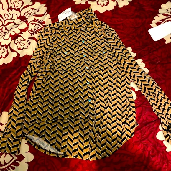 selling this blouse from Cleo’s. it’s perfect if you want to look professionally - Picture 1 of 3